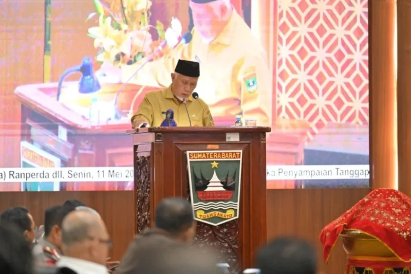 Gubernur Sumbar, Mahyeldi Ansharullah memberikan sejumlah masukan terhadap dua Ranperda usulan DPRD Sumbar dalam rapat paripurna di ruang sidang utama DPRD Sumbar, Senin (11/5/2026). (Foto: ADPSB)