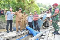 Gubernur Sumbar Mahyeldi meninjau aktivitas PETI di kawasan Batu Gando, Nagari Muaro, Kabupaten Sijunjung, Selasa (19/5/2026). (Foto: ADPSB)