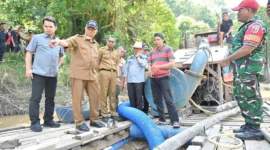 Gubernur Sumbar Mahyeldi meninjau aktivitas PETI di kawasan Batu Gando, Nagari Muaro, Kabupaten Sijunjung, Selasa (19/5/2026). (Foto: ADPSB)
