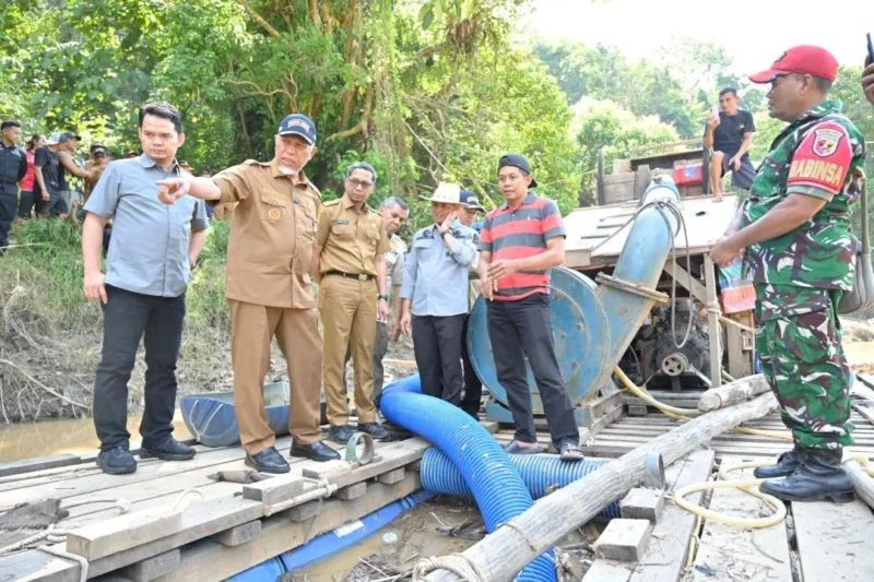 Gubernur Sumbar Mahyeldi meninjau aktivitas PETI di kawasan Batu Gando, Nagari Muaro, Kabupaten Sijunjung, Selasa (19/5/2026). (Foto: ADPSB)