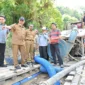 Gubernur Sumbar Mahyeldi meninjau aktivitas PETI di kawasan Batu Gando, Nagari Muaro, Kabupaten Sijunjung, Selasa (19/5/2026). (Foto: ADPSB)