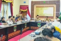 Gubernur Sumbar Mahyeldi memimpin rapat pembahasan pengembangan strategis Kepulauan Mentawai di Istana Gubernuran, Selasa malam (12/5/2026). (Foto: ADPSB)
