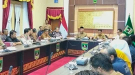 Gubernur Sumbar Mahyeldi memimpin rapat pembahasan pengembangan strategis Kepulauan Mentawai di Istana Gubernuran, Selasa malam (12/5/2026). (Foto: ADPSB)