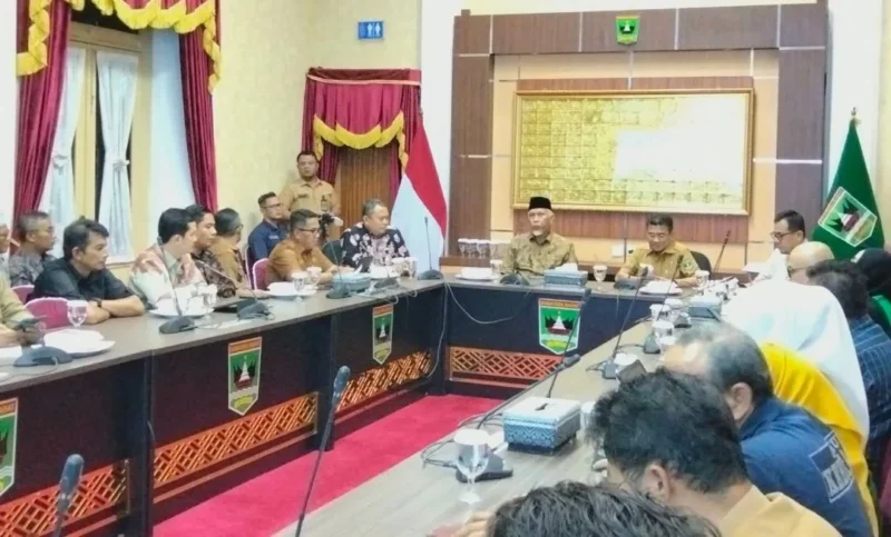 Gubernur Sumbar Mahyeldi memimpin rapat pembahasan pengembangan strategis Kepulauan Mentawai di Istana Gubernuran, Selasa malam (12/5/2026). (Foto: ADPSB)