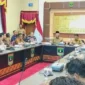 Gubernur Sumbar Mahyeldi memimpin rapat pembahasan pengembangan strategis Kepulauan Mentawai di Istana Gubernuran, Selasa malam (12/5/2026). (Foto: ADPSB)