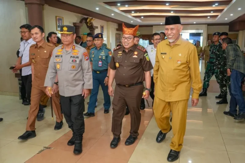 Gubernur Sumbar, Mahyeldi Ansharullah, menyambut Kajati Sumbar yang baru, Dedie Tri Hariyadi, di ruang VIP BIM, Senin (4/5/2026). (Foto: ADPSB)