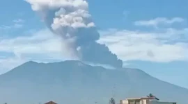 Gunung Marapi kembali mengalami erupsi pada Sabtu (30/5/2026) pukul 08.42 WIB. (Foto: WAG Marapi Information)
