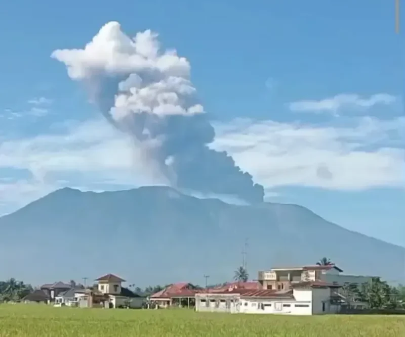 Gunung Marapi kembali mengalami erupsi pada Sabtu (30/5/2026) pukul 08.42 WIB. (Foto: WAG Marapi Information)