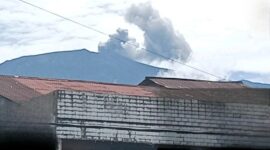 Gunung Marapi di Sumatera Barat kembali erupsi pada Sabtu (16/5/2026) pukul 10.19 WIB. (Foto: WAG Marapi Information)
