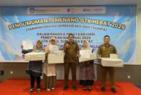 Guru SD Negeri 17 Payakumbuh, Bayu Wandira, meraih Juara I kategori Guru Inovatif di ajang 
HEBAT 2026 di Padang, Selasa (25/5/2026). (Foto: MC Payakumbuh)