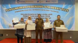 Guru SD Negeri 17 Payakumbuh, Bayu Wandira, meraih Juara I kategori Guru Inovatif di ajang 
HEBAT 2026 di Padang, Selasa (25/5/2026). (Foto: MC Payakumbuh)