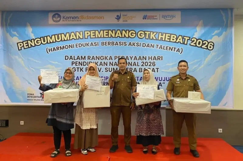 Guru SD Negeri 17 Payakumbuh, Bayu Wandira, meraih Juara I kategori Guru Inovatif di ajang 
HEBAT 2026 di Padang, Selasa (25/5/2026). (Foto: MC Payakumbuh)
