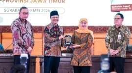 Menteri Sosial Saifullah Yusuf (Gus Ipul) bersama Gubernur Jawa Timur Khofifah Indar Parawansa saat kegiatan Forum LKS se-Provinsi Jawa Timur di Ruang Rapat Hayam Wuruk, Kantor Pemerintah Provinsi Jawa Timur, Surabaya, Sabtu (9/5/2026). (Foto: Kemensos)