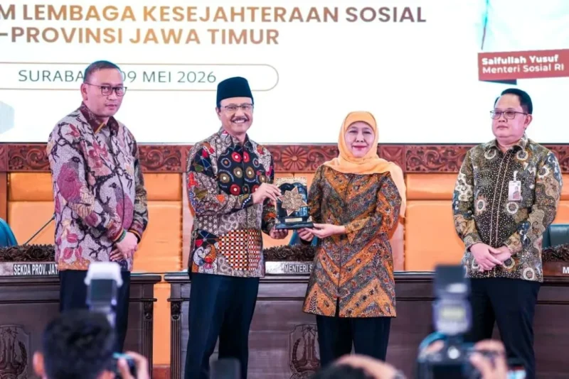Menteri Sosial Saifullah Yusuf (Gus Ipul) bersama Gubernur Jawa Timur Khofifah Indar Parawansa saat kegiatan Forum LKS se-Provinsi Jawa Timur di Ruang Rapat Hayam Wuruk, Kantor Pemerintah Provinsi Jawa Timur, Surabaya, Sabtu (9/5/2026). (Foto: Kemensos)
