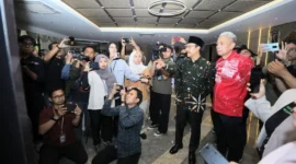 Menteri Sosial Saifullah Yusuf (Gus Ipul) didampingi Wakil Menteri Sosial Agus Jabo Priyono saat konferensi pers di kantor Kementerian Sosial, Selasa (5/5/2026). (Foto: Kemensos)