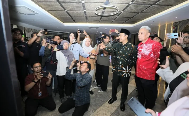Menteri Sosial Saifullah Yusuf (Gus Ipul) didampingi Wakil Menteri Sosial Agus Jabo Priyono saat konferensi pers di kantor Kementerian Sosial, Selasa (5/5/2026). (Foto: Kemensos)