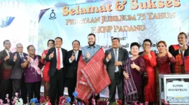 Wali Kota Padang Fadly Amran menghadiri Perayaan puncak Jubileum ke-75 HKBP Padang di Gereja HKBP Padang Ressort Sumatera Barat, Minggu (17/5/2026). (Foto: Pemko Padang)