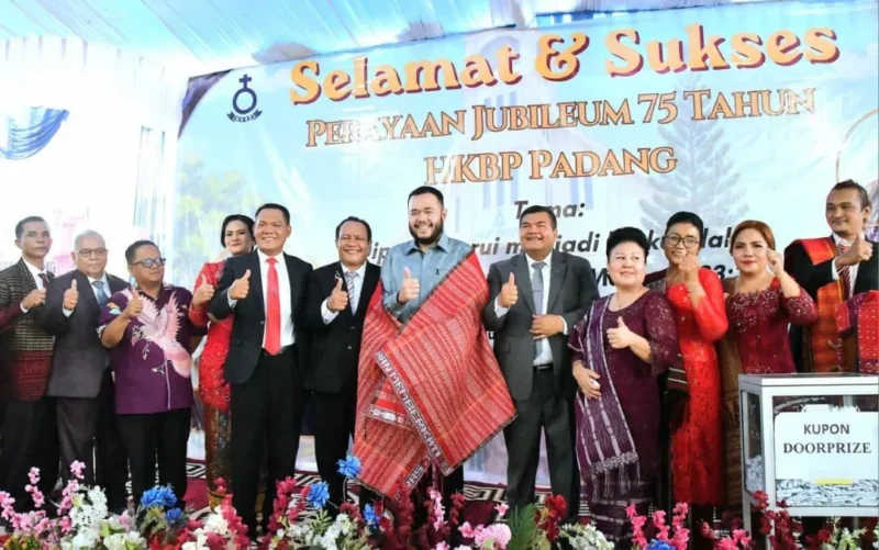Wali Kota Padang Fadly Amran menghadiri Perayaan puncak Jubileum ke-75 HKBP Padang di Gereja HKBP Padang Ressort Sumatera Barat, Minggu (17/5/2026). (Foto: Pemko Padang)