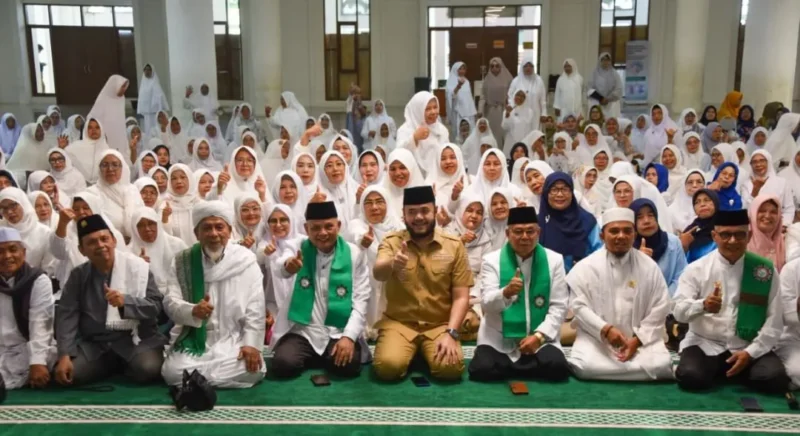 Wali Kota Padang Fadly Amran menghadiri peringatan HUT ke-98 PERTI di Masjid Agung Nurul Iman, Selasa (5/5/2026). (Foto: Prokopim Padang)