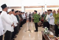 Wakil Wali Kota Padang, Maigus Nasir melantik Pengurus Ranting DMI se-Kota Padang di Palanta Rumah Dinas Wali Kota Padang, Sabtu (9/5/2026). (Foto: Diskominfo Padang)