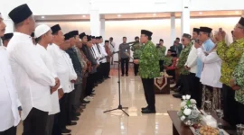 Wakil Wali Kota Padang, Maigus Nasir melantik Pengurus Ranting DMI se-Kota Padang di Palanta Rumah Dinas Wali Kota Padang, Sabtu (9/5/2026). (Foto: Diskominfo Padang)