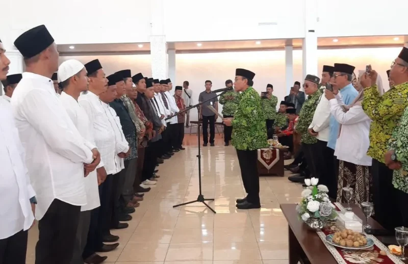 Wakil Wali Kota Padang, Maigus Nasir melantik Pengurus Ranting DMI se-Kota Padang di Palanta Rumah Dinas Wali Kota Padang, Sabtu (9/5/2026). (Foto: Diskominfo Padang)