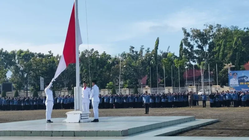 Peringatan Hardiknas 2026 dan Hari Otonomi Daerah ke-30 di halaman Kantor Bupati, Senin (4/5). (Foto: Diskominfo Pasbar)
