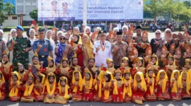 Wakil Wali Kota Padang, Maigus Nasir saat peringatan Hardiknas dan Hari Otonomi Daerah di Lapangan Apeksi Balai Kota Padang, Aia Pacah, Sabtu (2/5/2026). (Foto: Prokopim Padang)