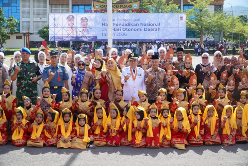 Wakil Wali Kota Padang, Maigus Nasir saat peringatan Hardiknas dan Hari Otonomi Daerah di Lapangan Apeksi Balai Kota Padang, Aia Pacah, Sabtu (2/5/2026). (Foto: Prokopim Padang)
