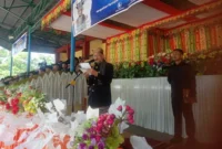 Bupati Pessel, Hendrajoni saat menyampaikan amanat Menteri Pendidikan Dasar dan Menengah pada peringatan Hardiknas tahun 2026 di GOR H Ilyas Yakub Painan. (Foto: Dok. Yoniks)