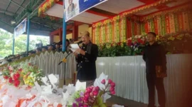 Bupati Pessel, Hendrajoni saat menyampaikan amanat Menteri Pendidikan Dasar dan Menengah pada peringatan Hardiknas tahun 2026 di GOR H Ilyas Yakub Painan. (Foto: Dok. Yoniks)