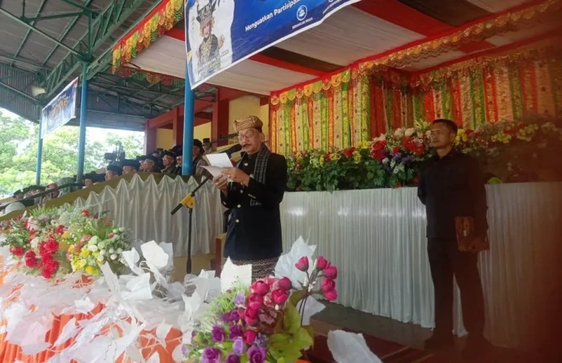 Bupati Pessel, Hendrajoni saat menyampaikan amanat Menteri Pendidikan Dasar dan Menengah pada peringatan Hardiknas tahun 2026 di GOR H Ilyas Yakub Painan. (Foto: Dok. Yoniks)