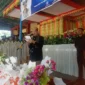 Bupati Pessel, Hendrajoni saat menyampaikan amanat Menteri Pendidikan Dasar dan Menengah pada peringatan Hardiknas tahun 2026 di GOR H Ilyas Yakub Painan. (Foto: Dok. Yoniks)