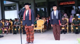 Wakil Wali Kota Payakumbuh, Elzadaswarman memimpin upacara peringatan Hardiknas 2026 di halaman Balai Kota Payakumbuh, Sabtu (2/5/2026). (Foto: MC Payakumbuh)