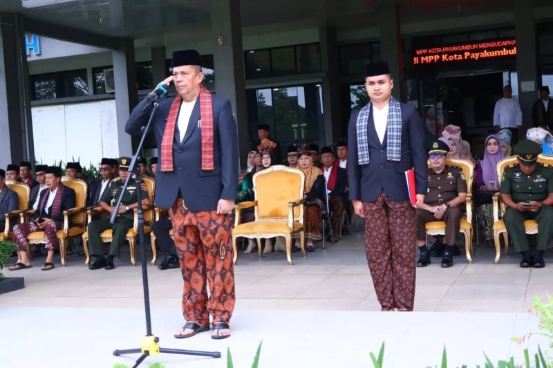 Wakil Wali Kota Payakumbuh, Elzadaswarman memimpin upacara peringatan Hardiknas 2026 di halaman Balai Kota Payakumbuh, Sabtu (2/5/2026). (Foto: MC Payakumbuh)