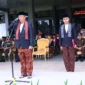 Wakil Wali Kota Payakumbuh, Elzadaswarman memimpin upacara peringatan Hardiknas 2026 di halaman Balai Kota Payakumbuh, Sabtu (2/5/2026). (Foto: MC Payakumbuh)