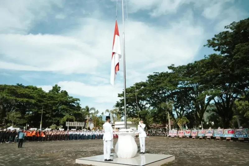 Pemkab Solok Selatan menggelar upacara Hardiknas di halaman Kantor Bupati, Sabtu (2/5/2026). (Foto: Humas Pemkab Solsel)