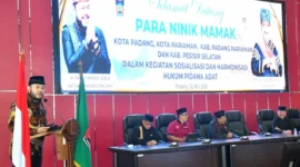Wali Kota Padang, Fadly Amran saat Sosialisasi dan Harmonisasi Hukum Pidana Adat LKAAM Sumbar di Aula Bagindo Aziz Chan, Balai Kota Aie Pacah, Sabtu (2/5/2026). (Foto: Prokopim Padang)