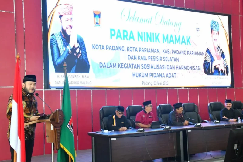 Wali Kota Padang, Fadly Amran saat Sosialisasi dan Harmonisasi Hukum Pidana Adat LKAAM Sumbar di Aula Bagindo Aziz Chan, Balai Kota Aie Pacah, Sabtu (2/5/2026). (Foto: Prokopim Padang)