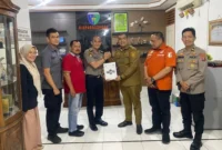 Kepala Disparbudpora Pessel, Ronald Bernando (tiga dari kanan) saat menerima hasil laporan Risk Assessment. (Foto: Dok. Disparbudpora)