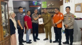 Kepala Disparbudpora Pessel, Ronald Bernando (tiga dari kanan) saat menerima hasil laporan Risk Assessment. (Foto: Dok. Disparbudpora)