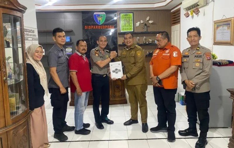 Kepala Disparbudpora Pessel, Ronald Bernando (tiga dari kanan) saat menerima hasil laporan Risk Assessment. (Foto: Dok. Disparbudpora)