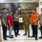 Kepala Disparbudpora Pessel, Ronald Bernando (tiga dari kanan) saat menerima hasil laporan Risk Assessment. (Foto: Dok. Disparbudpora)