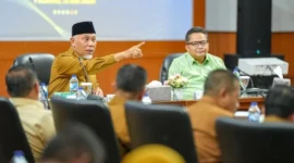 Gubernur Sumbar Mahyeldi saat High Level Meeting (HLM) TPID Triwulan II di Aula Anggun Nan Tongga, Kantor Bank Indonesia Sumbar, Selasa (12/5/2026). (Foto: ADPSB)