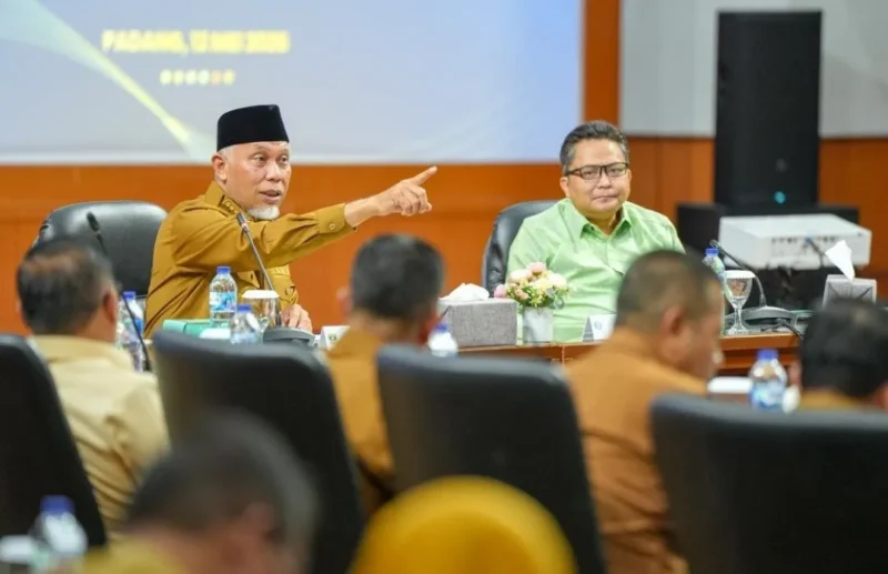Gubernur Sumbar Mahyeldi saat High Level Meeting (HLM) TPID Triwulan II di Aula Anggun Nan Tongga, Kantor Bank Indonesia Sumbar, Selasa (12/5/2026). (Foto: ADPSB)