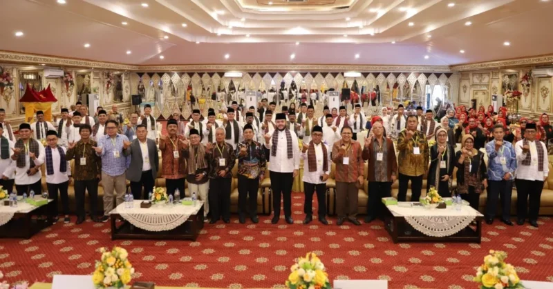 Wali Kota Padang sekaligus Ketua Umum IKTD Sumbar, Fadly Amran menghadiri Rapat Kerja IKTD Sumbar di Aula Universitas Baiturrahmah, Jumat (1/5/2026). (Foto: Pemko Padang)