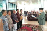 Bupati Pessel, Hendrajoni mengukuhkan tim formatur sebelum menetapkan ketua terpilih. (Foto: Dok. Kis)