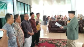 Bupati Pessel, Hendrajoni mengukuhkan tim formatur sebelum menetapkan ketua terpilih. (Foto: Dok. Kis)