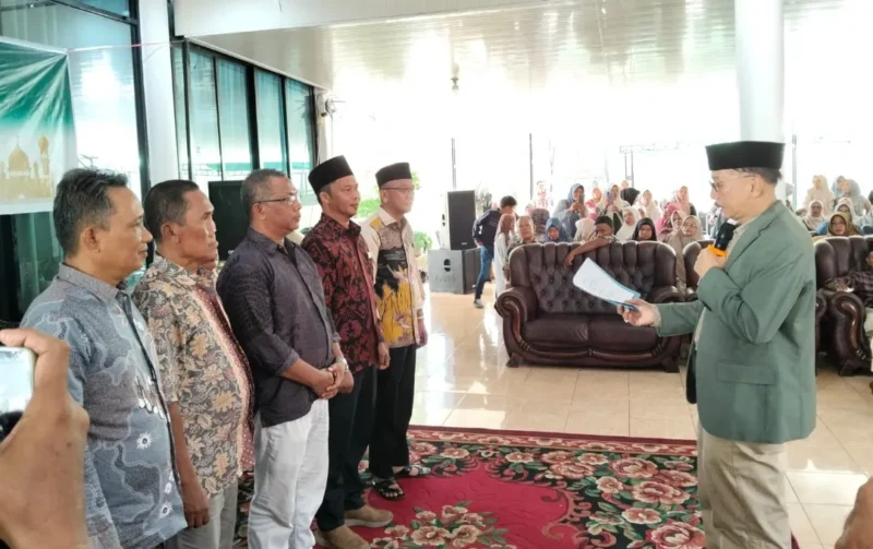 Bupati Pessel, Hendrajoni mengukuhkan tim formatur sebelum menetapkan ketua terpilih. (Foto: Dok. Kis)