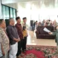 Bupati Pessel, Hendrajoni mengukuhkan tim formatur sebelum menetapkan ketua terpilih. (Foto: Dok. Kis)